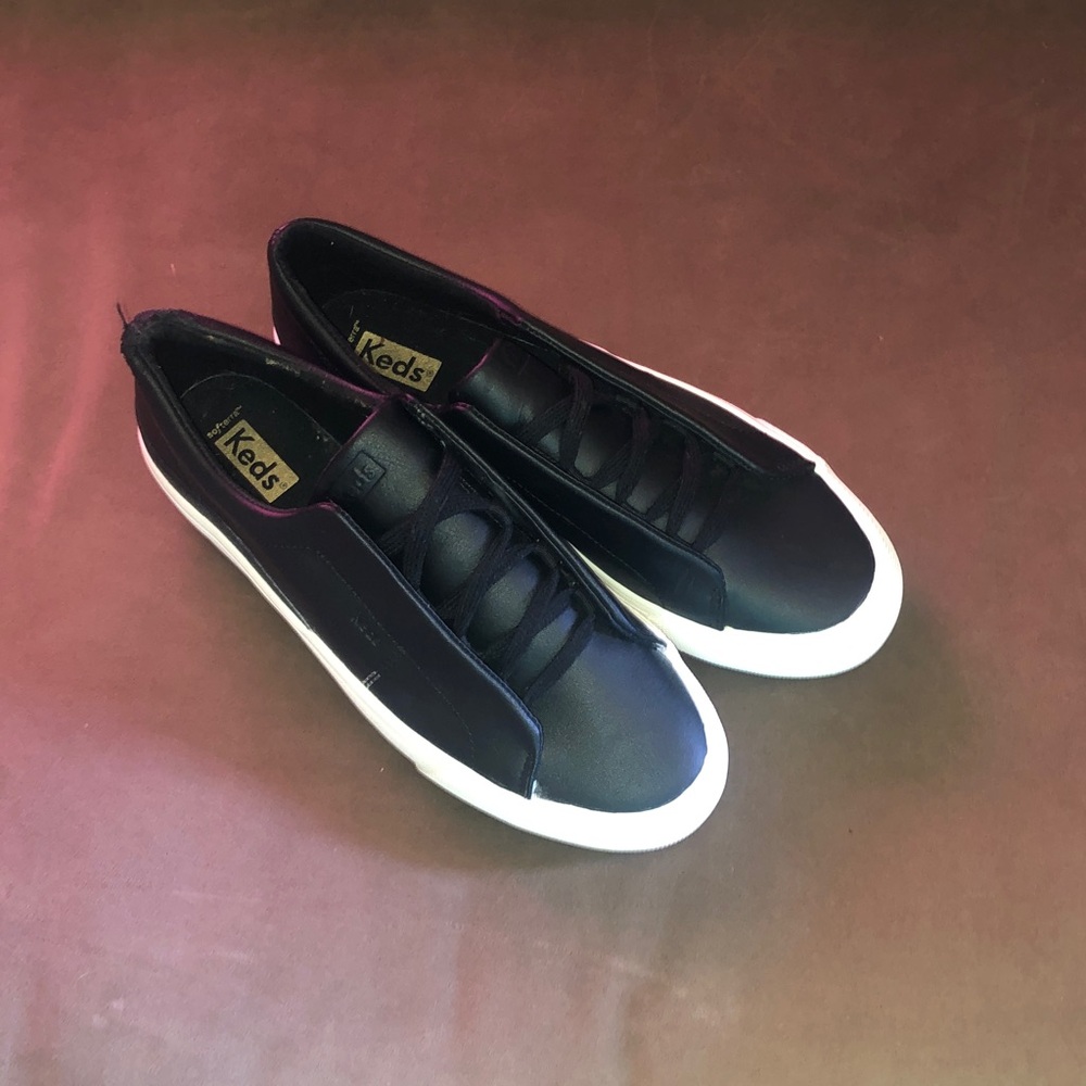 Keds used
Good condition leather pealing at the back top part of heel as shown